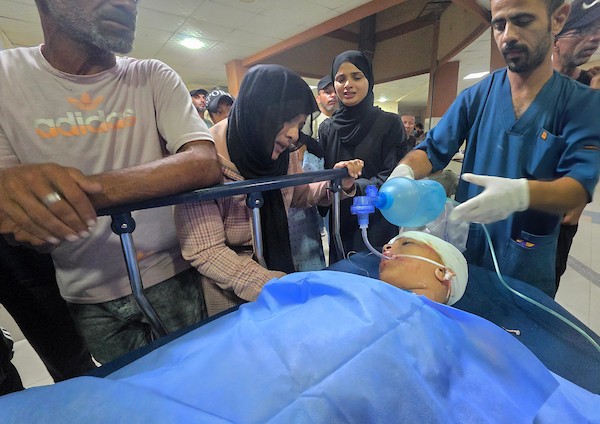 الطفل محمد أمير شعث يتلقى العلاج في مجمع ناصر الطبي بعد إصابته بجروح خطيرة في الرأس والقدم أثناء عودته إلى منزل عائلته في خان يونس، جنوب قطاع غزة.(صورة: طارق محمد)