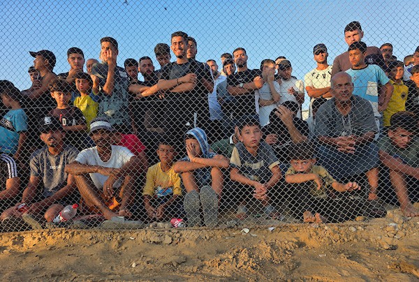 لاعبون فلسطينيون يشاركون في مباراة ودية داخل مخيمات النزوح بمنطقة المواصي في خان يونس، جنوب قطاع غزة، 20 آب/أغسطس 2026.(تصوير: طارق محمد)
