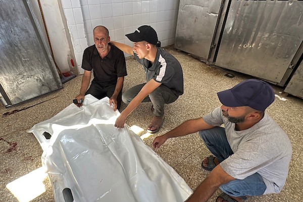 ودّع فلسطينيون جثمان إسماعيل أبو الفول، 25 عامًا، في مشرحة مستشفى شهداء الأقصى، في 23 أغسطس/آب 2026.(صورة: أحمد إبراهيم)