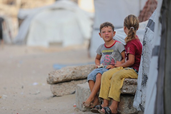 فلسطينيون نازحون يحاولون مواصلة حياتهم اليومية داخل خيام متداعية ومكتظة على شاطئ مدينة غزة، وسط ظروف إنسانية قاسية فرضها النزوح المطول والحرب، 7 أغسطس/آب 2026. تصوير: بلال أسامة