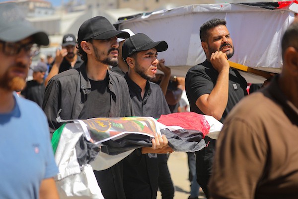 فلسطينيون يشاركون في تشييع رفات 50 شخصًا انتُشلوا من تحت أنقاض مبانٍ مدمرة في مدينة غزة، 20 آب/أغسطس 2026. (تصوير: بلال أسامة)