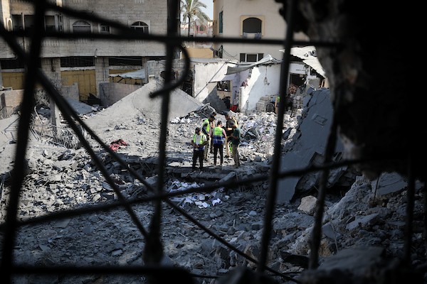 متطوعون من فريق حماة التراث يعملون على ترميم مسجد أبو سليم التاريخي في دير البلح وسط قطاع غزة، في 27 آب/أغسطس 2026. (تصوير: معز صالحي)