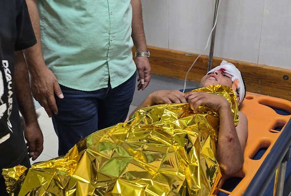 نقل مسعفون فلسطينيين جرحى إلى مجمع ناصر الطبي في خان يونس، جنوب قطاع غزة، في 16 أغسطس/آب 2026، بعد غارة جوية إسرائيلية استهدفت خيمة في منطقة المواصي.(صورة: طارق محمد)