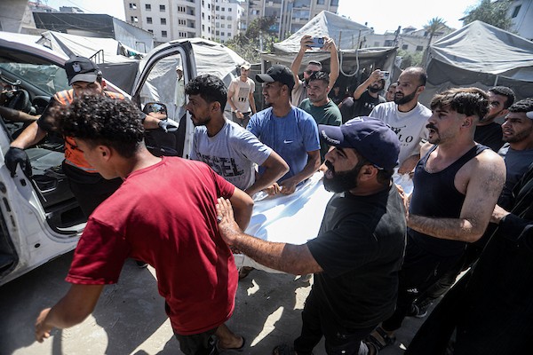 انتشل مسعفون ومتطوعون جثامين شهداء وجرحى من موقع غارة إسرائيلية استهدفت مقرًا للشرطة البلدية وسط غزة، 19 أغسطس/آب 2026،(صورة: بلال أسامة)
