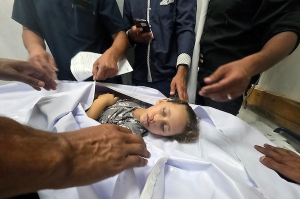 فلسطينيون يشيّعون الطفلة أمل نشأت أبو خاطر، 10 أعوام، خلال جنازتها في خان يونس جنوب قطاع غزة، في 24 أغسطس/آب 2026، بعد مقتلها بنيران القوات الإسرائيلية، بحسب عائلتها. الصورة: طارق محمد