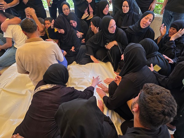 حضر المشيعون جنازة ثلاثة من أفراد عائلة عابدين في مجمع ناصر الطبي بخان يونس، جنوب قطاع غزة، في 28 أغسطس/آب 2026.صورة: طارق محمد