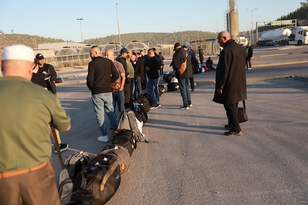 فلسطينيون من قطاع غزة، بينهم مرضى ومرافقون وعمال كانوا يعملون في إسرائيل، ينتظرون عند حاجز ترقوميا غرب الخليل في الضفة الغربية، في 24 أغسطس/آب 2026 .صورة: مأمون وزواز