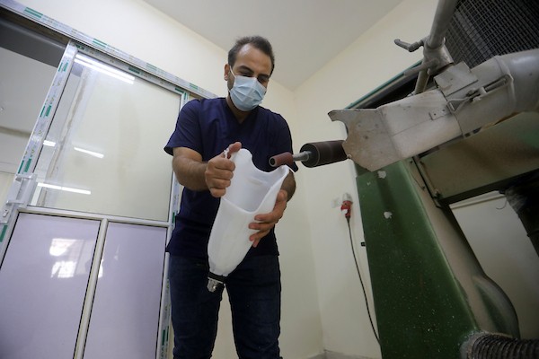 أخصائيون فلسطينيون يصنعون ويجهزون أطرافًا اصطناعية لجرحى الحرب ومبتوري الأطراف في مركز تديره بلدية غزة بمدينة غزة، في 11 أغسطس/آب 2026. (صورة: بلال أسامة)