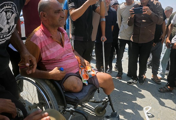 مرضى وجرحى فلسطينيون يحملون تحويلات طبية في احتجاج أمام مجمع ناصر الطبي في خان يونس، جنوب قطاع غزة، في 23 أغسطس/آب 2026، (صورة: طارق محمد)