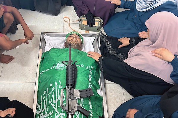 شُيّع جثمان حازم موسى في خان يونس، جنوب قطاع غزة، في 24 أغسطس/آب 2026، بعد استشهاده متأثراً بجراحه التي أصيب بها في غارة إسرائيلية استهدفته في المدينة قبل يوم. صورة: طارق محمد
