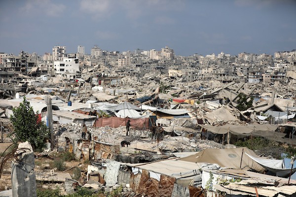 خيام فلسطينية نُصبت بجوار منازل مدمرة في منطقة الزرقاء بمدينة غزة. (تصوير: بلال أسامة)