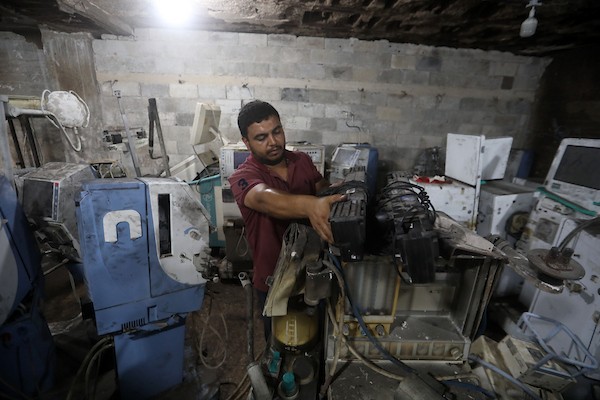 مهندسون يحاولون إصلاح أجهزة طبية تضررت جراء القصف والدمار في مستشفى الشفاء بمدينة غزة، في 16 آب/أغسطس 2026. (صورة: بلال أسامة)