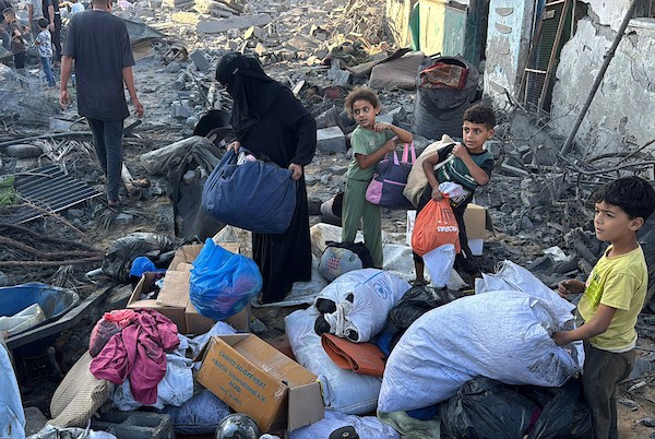 الدمار الذي خلفته غارة إسرائيلية استهدفت منازل السكان وخيام النزوح ومستودعًا للمساعدات الغذائية في دير البلح، وسط قطاع غزة، في 25 أغسطس/آب 2026.(صورة: أحمد إبراهيم)