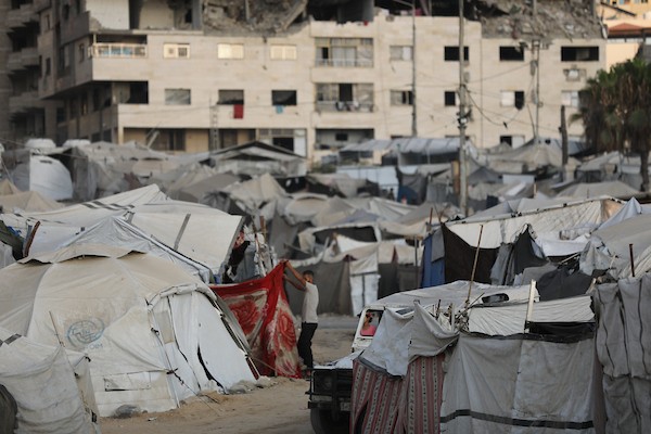 فلسطينيون نازحون يحاولون مواصلة حياتهم اليومية داخل خيام متداعية ومكتظة على شاطئ مدينة غزة، وسط ظروف إنسانية قاسية فرضها النزوح المطول والحرب، 7 أغسطس/آب 2026. تصوير: بلال أسامة