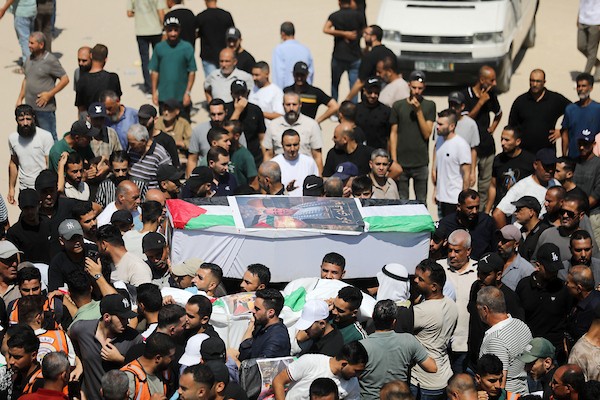 فلسطينيون يشاركون في تشييع رفات 50 شخصًا انتُشلوا من تحت أنقاض مبانٍ مدمرة في مدينة غزة، 20 آب/أغسطس 2026. (تصوير: بلال أسامة)
