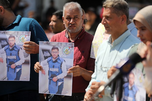 صحفيون فلسطينيون خلال وقفة أمام مستشفى الشفاء بمدينة غزة، في الذكرى الأولى لمقتل ستة من زملائهم، 10 أغسطس/آب 2026. تصوير: بلال أسامة.