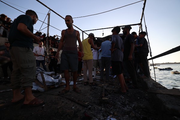 فلسطينيون في موقع غارة جوية إسرائيلية استهدفت مجموعة من المدنيين على الواجهة البحرية غرب مدينة غزة، في 18 أغسطس/آب 2026.(صورة: هادي داود)