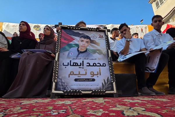 طلاب فلسطينيون متفوقون في المرحلة الثانوية برفقة عائلاتهم خلال حفل تكريم في خان يونس، جنوب قطاع غزة، في 6 أغسطس/آب 2026، احتفاءً بنجاح 140 طالبًا وطالبة رغم الظروف الصعبة. تصوير: طارق محمد