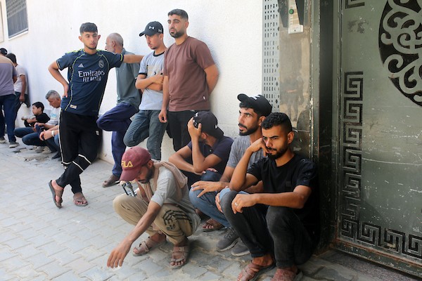 ودّع المشيّعون جثامين سبعة فلسطينيين قُتلوا في غارة جوية إسرائيلية على مقهى في ميناء غزة في اليوم السابق، وذلك خلال جنازتهم في مستشفى الشفاء بمدينة غزة، في 19 أغسطس/آب 2026.