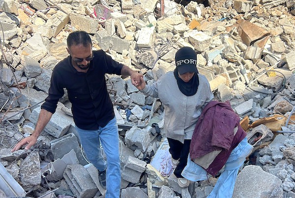 العروس الفلسطينية آية مطران تجلس على أنقاض منزلها المستقبلي في مخيم المغازي، وسط قطاع غزة، في 6 أغسطس/آب 2026، بعدما قالت إنه دُمّر في غارة جوية إسرائيلية قبل ساعات من موعد زفافها، ما أدى إلى فقدان مقتنياتها وتأجيل الحفل. تصوير: يوسف أبو وطفة