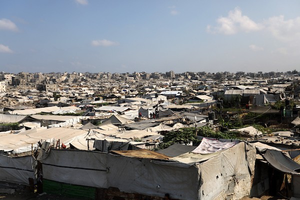 خيام فلسطينية نُصبت بجوار منازل مدمرة في منطقة الزرقاء بمدينة غزة. (تصوير: بلال أسامة)