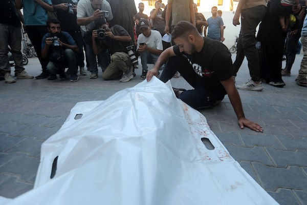 فلسطينيون يشيعون جثامين ستة أشخاص بينهم طفل في مستشفى الشفاء بمدينة غزة، في 18 أغسطس/آب 2026. تصوير: بلال أسامة