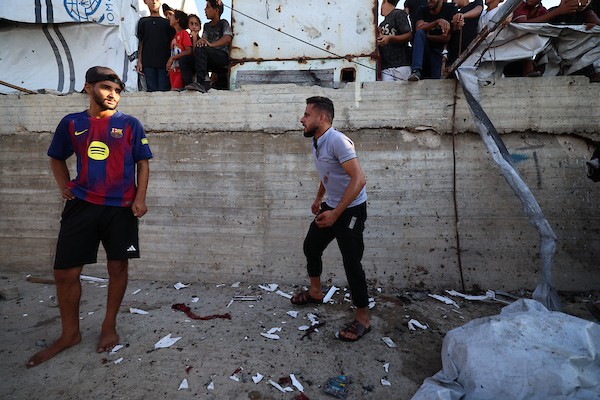 فلسطينيون في موقع غارة جوية إسرائيلية استهدفت مجموعة من المدنيين على الواجهة البحرية غرب مدينة غزة، في 18 أغسطس/آب 2026.(صورة: هادي داود)