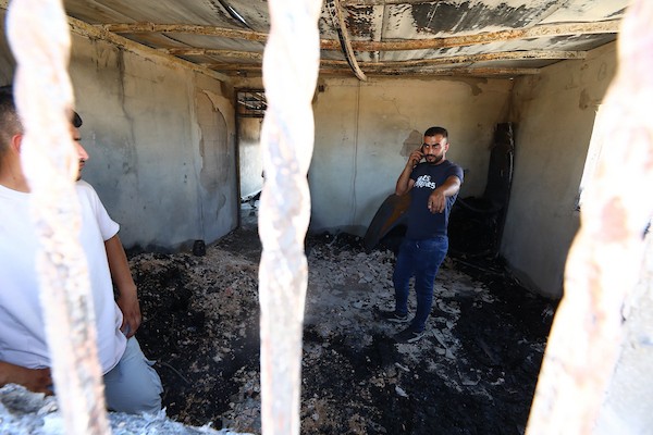 فلسطينيون يتفقدون منزلاً تضرر جراء حريق قال سكان إن مستوطنين أشعلوه في منطقة خلات الفرا بمدينة يطا، جنوب الخليل، 20 أغسطس/آب 2026. صورة: مأمون وزواز