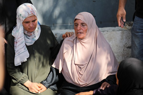 ودّع المشيّعون جثامين سبعة فلسطينيين قُتلوا في غارة جوية إسرائيلية على مقهى في ميناء غزة في اليوم السابق، وذلك خلال جنازتهم في مستشفى الشفاء بمدينة غزة، في 19 أغسطس/آب 2026.