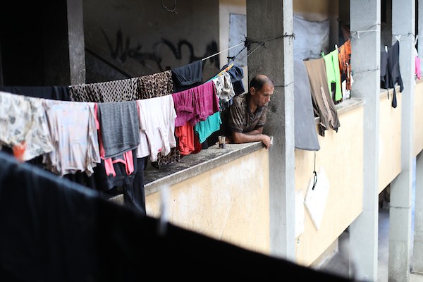 نازحون فلسطينيون داخل مدرسة تحولت إلى مأوى في مخيم النصيرات وسط قطاع غزة، 17 أغسطس/آب 2026. تصوير: حسن الجدي