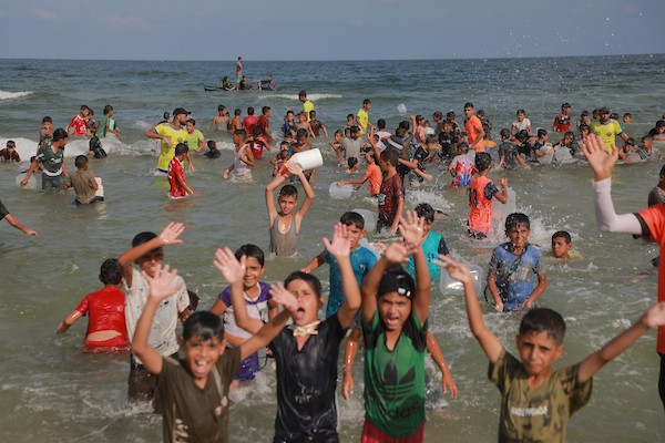 أطفال فلسطينيون خلال تدريبات للسباحة على ساحل خان يونس جنوب قطاع غزة، 21 أغسطس/آب 2026، ضمن برنامج يهدف إلى دعمهم نفسياً وتوفير أنشطة ترفيهية. تصوير: طارق محمد.