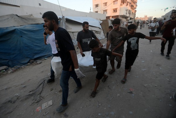 ودّع فلسطينيون جثامين ثلاثة أشخاص في مجمع الشفاء الطبي بمدينة غزة في 25 أغسطس/آب 2026، بعد استشهادهم في غارة إسرائيلية على مخيم جباليا (صورة: بلال أسامة)
