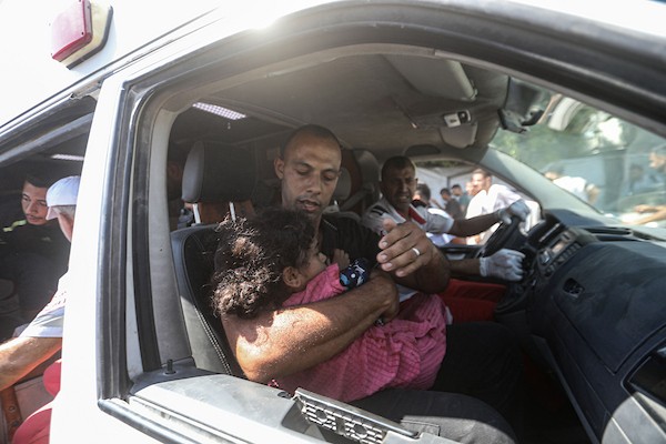 انتشل مسعفون ومتطوعون جثثًا وجرحى من موقع غارة جوية إسرائيلية استهدفت مقرًا للشرطة البلدية وسط غزة، 19 أغسطس/آب 2026.صورة: بلال أسامة