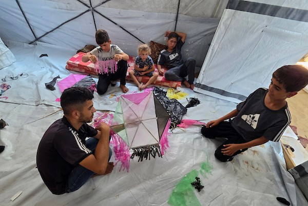 أطفال فلسطينيون يطلقون طائرات ورقية في منطقة المواصي بخان يونس، جنوب قطاع غزة، في 27 آب/أغسطس 2026. (تصوير: طارق محمد)
