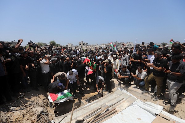 فلسطينيون يشيّعون في مدينة غزة، في 4 أغسطس/آب 2026، جثامين ورفات 112 شخصاً من عائلتي الحساينة وأبو شريعة، انتشلتها طواقم الدفاع المدني من تحت أنقاض منازلهم في حي الصبرة، بعد بقائها مدفونة منذ غارة إسرائيلية استهدفت المنطقة في نوفمبر/تشرين الثاني 2023.