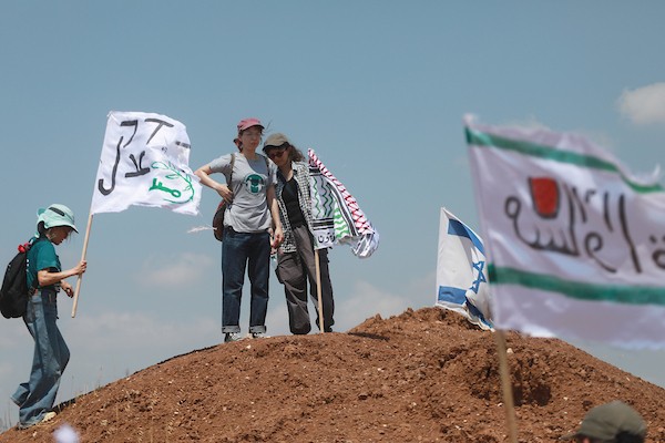 فلسطينيون ونشطاء دوليون خلال وقفة تضامنية مع أصحاب أراضٍ مهددة بالمصادرة في منطقة هراسا بمدينة بيت ساحور، في 14 أغسطس/آب 2026.(تصوير: مأمون وزواز)