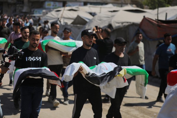 فلسطينيون يشاركون في تشييع رفات 50 شخصًا انتُشلوا من تحت أنقاض مبانٍ مدمرة في مدينة غزة، 20 آب/أغسطس 2026. (تصوير: بلال أسامة)