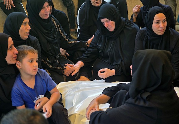 حضر المشيعون جنازة ثلاثة من أفراد عائلة عابدين في مجمع ناصر الطبي بخان يونس، جنوب قطاع غزة، في 28 أغسطس/آب 2026.صورة: طارق محمد