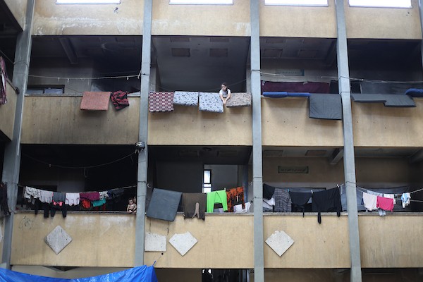 نازحون فلسطينيون داخل مدرسة تحولت إلى مأوى في مخيم النصيرات وسط قطاع غزة، 17 أغسطس/آب 2026. تصوير: حسن الجدي