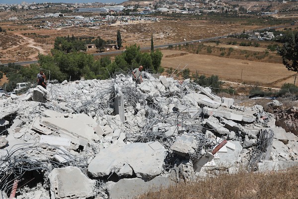 يتفقد فلسطينيون أنقاض منزل قيد الإنشاء هدمته القوات الإسرائيلية في قرية كرمة، جنوب مدينة دورا بالضفة، في 27 أغسطس/آب 2026.(صورة: مأمون وزواز)