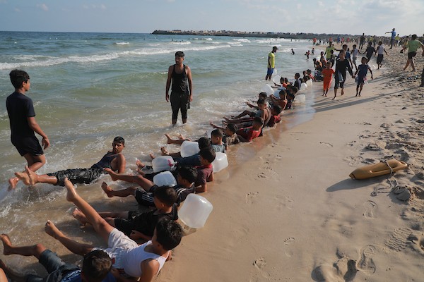أطفال فلسطينيون خلال تدريبات للسباحة على ساحل خان يونس جنوب قطاع غزة، 21 أغسطس/آب 2026، ضمن برنامج يهدف إلى دعمهم نفسياً وتوفير أنشطة ترفيهية. تصوير: طارق محمد.