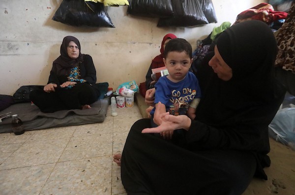 الطفل الفلسطيني حمزة الرباعي، البالغ من العمر عامًا واحدًا، يعيش مع أقارب والده في مركز إيواء بمدينة غزة، بعدما أصبح الناجي الوحيد من عائلته المباشرة إثر مقتل والديه وإخوته الثلاثة في هجمات إسرائيلية منفصلة، 10 أغسطس/آب 2026. (صورة: بلال أسامة)