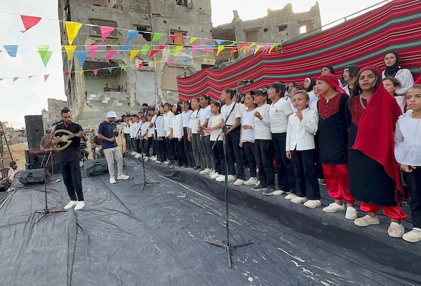 أطفال فلسطينيون يقدمون عروضاً فنية خلال حفل تخرج نحو 200 فتى وفتاة من مخيم الحرية الصيفي في مدينة غزة، في 16 آب/أغسطس 2026. (تصوير: ميكائيل بهار)