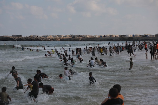أطفال فلسطينيون خلال تدريبات للسباحة على ساحل خان يونس جنوب قطاع غزة، 21 أغسطس/آب 2026، ضمن برنامج يهدف إلى دعمهم نفسياً وتوفير أنشطة ترفيهية. تصوير: طارق محمد.