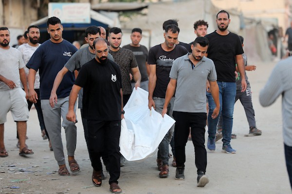 فلسطينيون يشيعون جثامين ستة أشخاص بينهم طفل في مستشفى الشفاء بمدينة غزة، في 18 أغسطس/آب 2026. تصوير: بلال أسامة