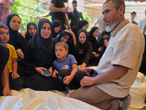 حضر المشيعون جنازة ثلاثة من أفراد عائلة عابدين في مجمع ناصر الطبي بخان يونس، جنوب قطاع غزة، في 28 أغسطس/آب 2026.صورة: طارق محمد