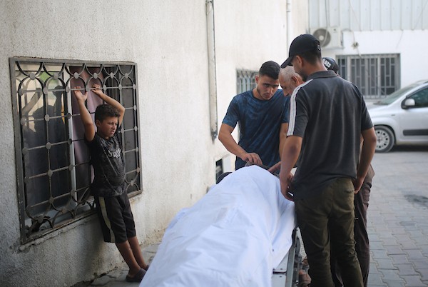 فلسطينيون يشاركون في تشييع عامل التوصيل رائد عادل محمد عليان (24 عامًا)، الذي استشهد في غارة جوية إسرائيلية، 29 أغسطس/آب 2026.تصوير: محمد صالحة