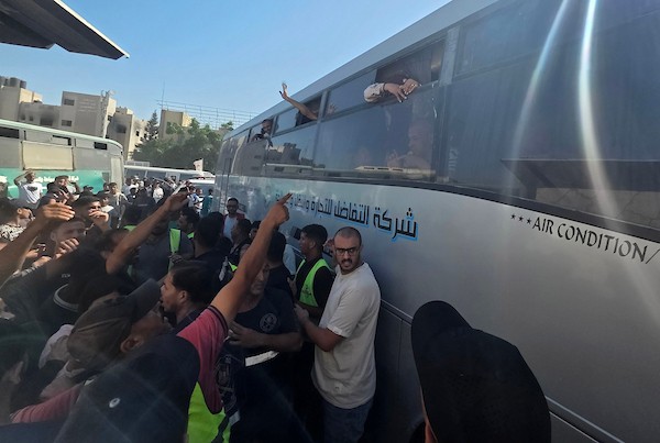 مرضى فلسطينيون ومرافقوهم لدى وصولهم إلى مجمع ناصر الطبي في خان يونس، جنوب قطاع غزة، في 10 أغسطس/آب 2026، بعد عودتهم من الضفة الغربية عبر معبر كرم أبو سالم إثر أشهر من تعذر الوصول إلى غزة بسبب الحرب وإغلاق المعابر. (صورة: طارق محمد)
