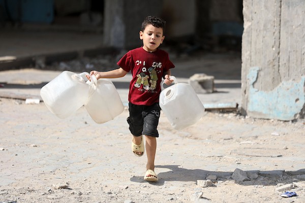 نازحون فلسطينيون ينتظرون الحصول على المياه قرب