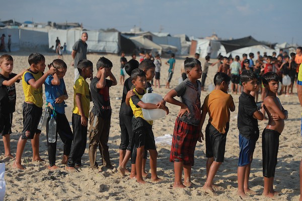 أطفال فلسطينيون خلال تدريبات للسباحة على ساحل خان يونس جنوب قطاع غزة، 21 أغسطس/آب 2026، ضمن برنامج يهدف إلى دعمهم نفسياً وتوفير أنشطة ترفيهية. تصوير: طارق محمد.